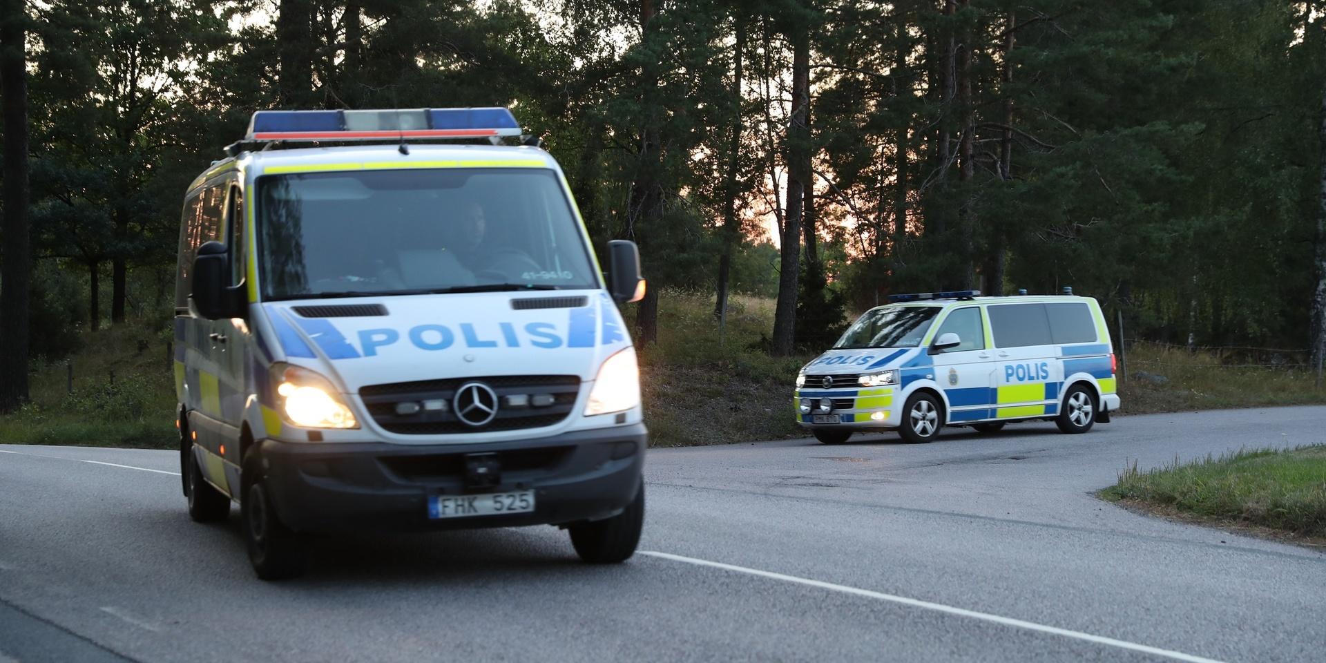 Två polispiketer lämnar området vid Hällbyanstalten, där en stor insats pågick under onsdagen sedan två morddömda fångar tagit personal i gisslan.