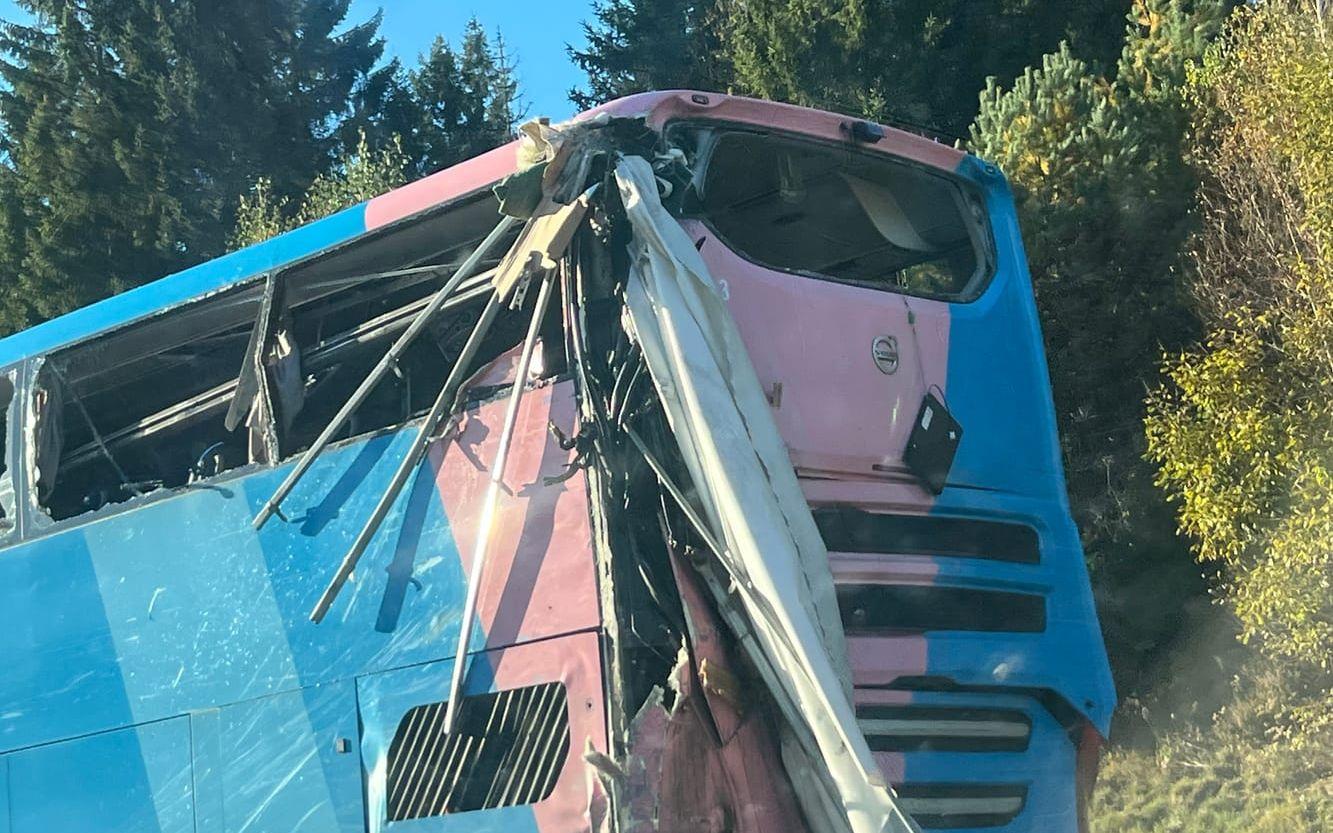 En buss fick omfattande skador efter en olycka på riksväg 40. 