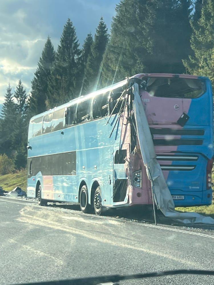 Inga passagerare ska ha befunnit sig ombord på bussen vid händelsen. 