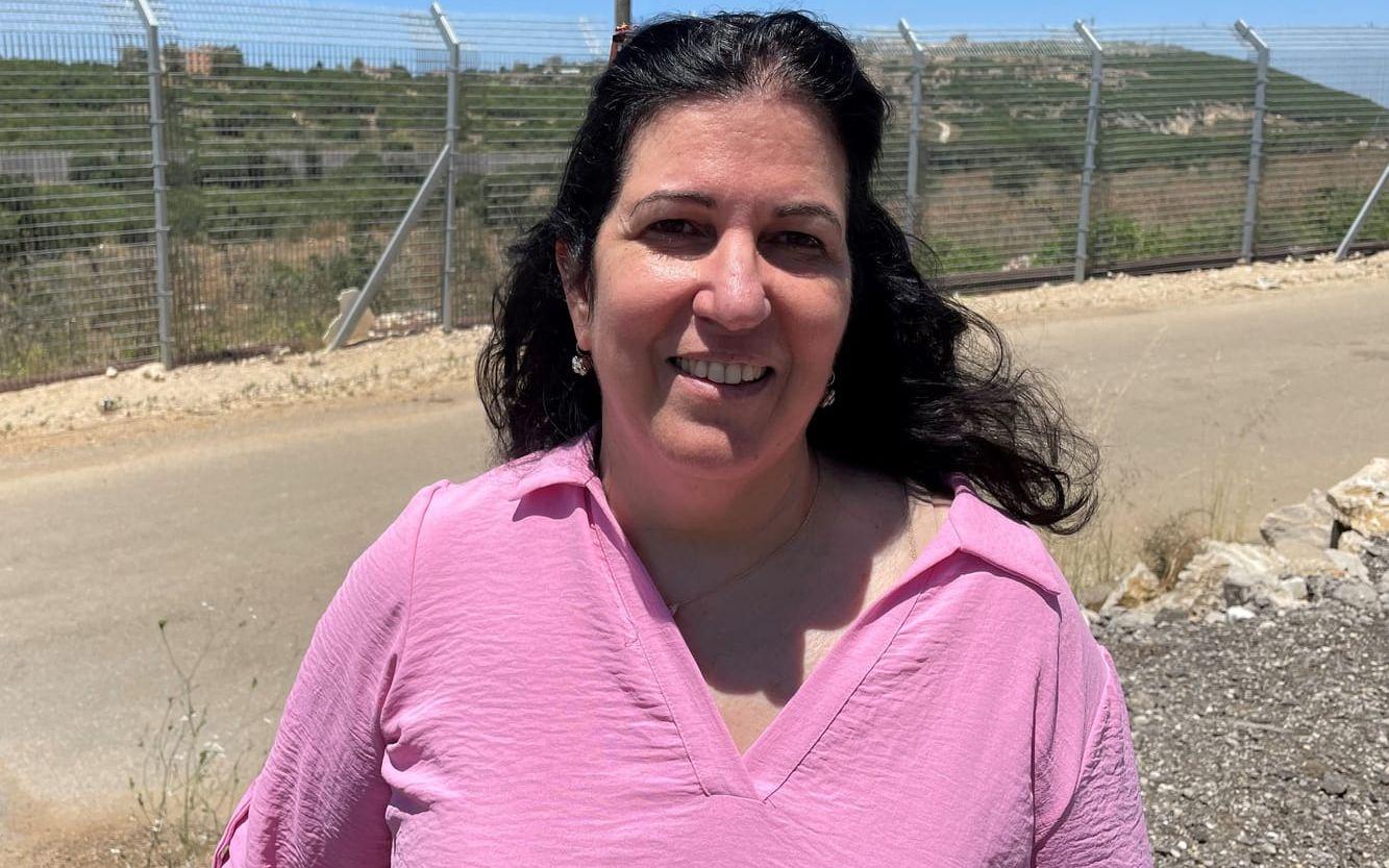 Rinat Carmel i den israeliska gränsbyn Zarit. Hon är orolig för hur illa det kan bli när spänningarna ökar mellan Israel och Hizbollah på den libanesiska sidan. Samtifigt kallar hon området hon bor i för ”det vackraste i världen.”
