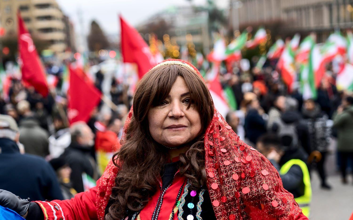 Parvin Rahsipar demonstrerar på Götaplatsen i traditionell folkdräkt: ”Det är viktigt att vi ger folket i Iran en röst”, säger hon.