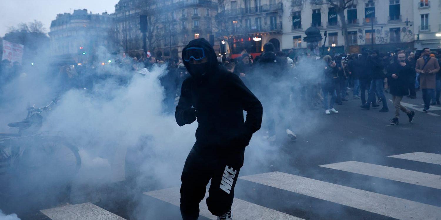Polisen satte in tårgas mot demonstranter i Paris.