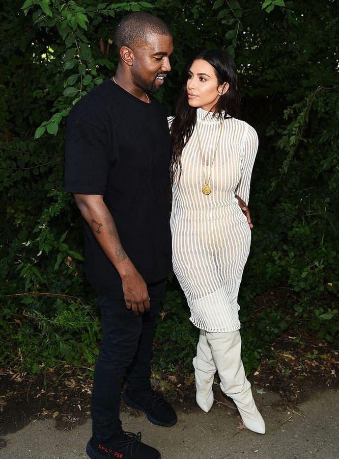 Kanye West var allt annat än "fashionabelt" sen. Här tillsammans med hustrun Kim Kardashian. Foto: TT.