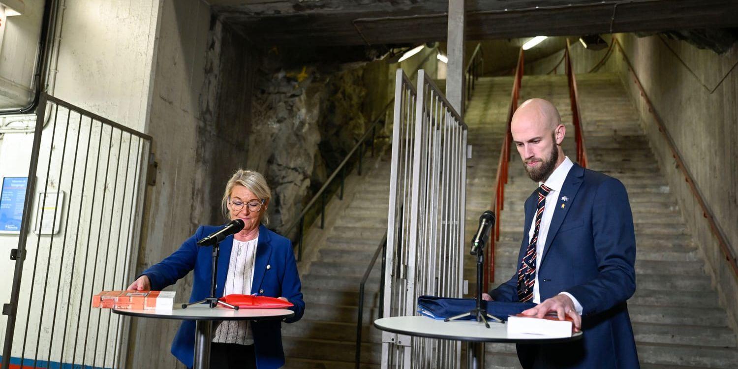 Minister för civilt försvar Carl-Oskar Bohlin tar emot utredningen om civilbefolkningens skydd vid höjd beredskap av särskilda utredaren Britt Bohlin under en pressträff på måndagen.