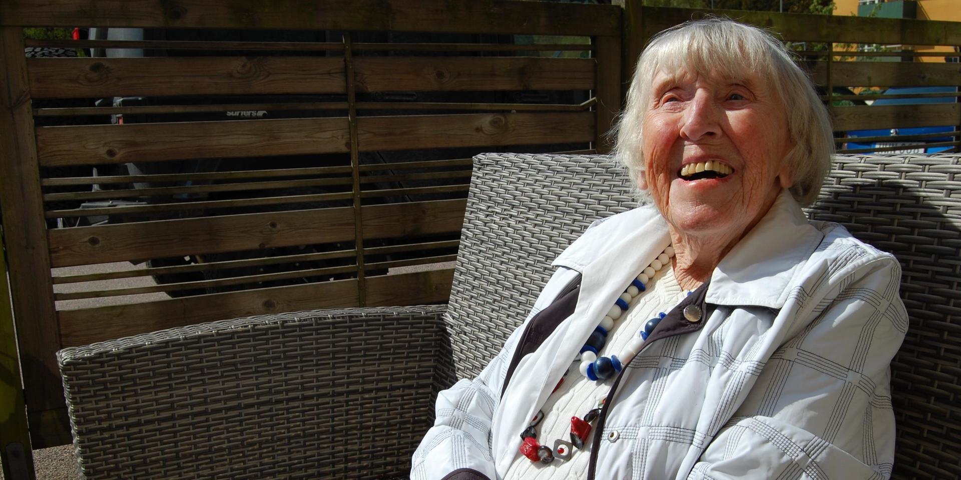 102-åriga Marianne Holmin är sannolikt den äldsta kvinnan i världen som tatuerat sig.