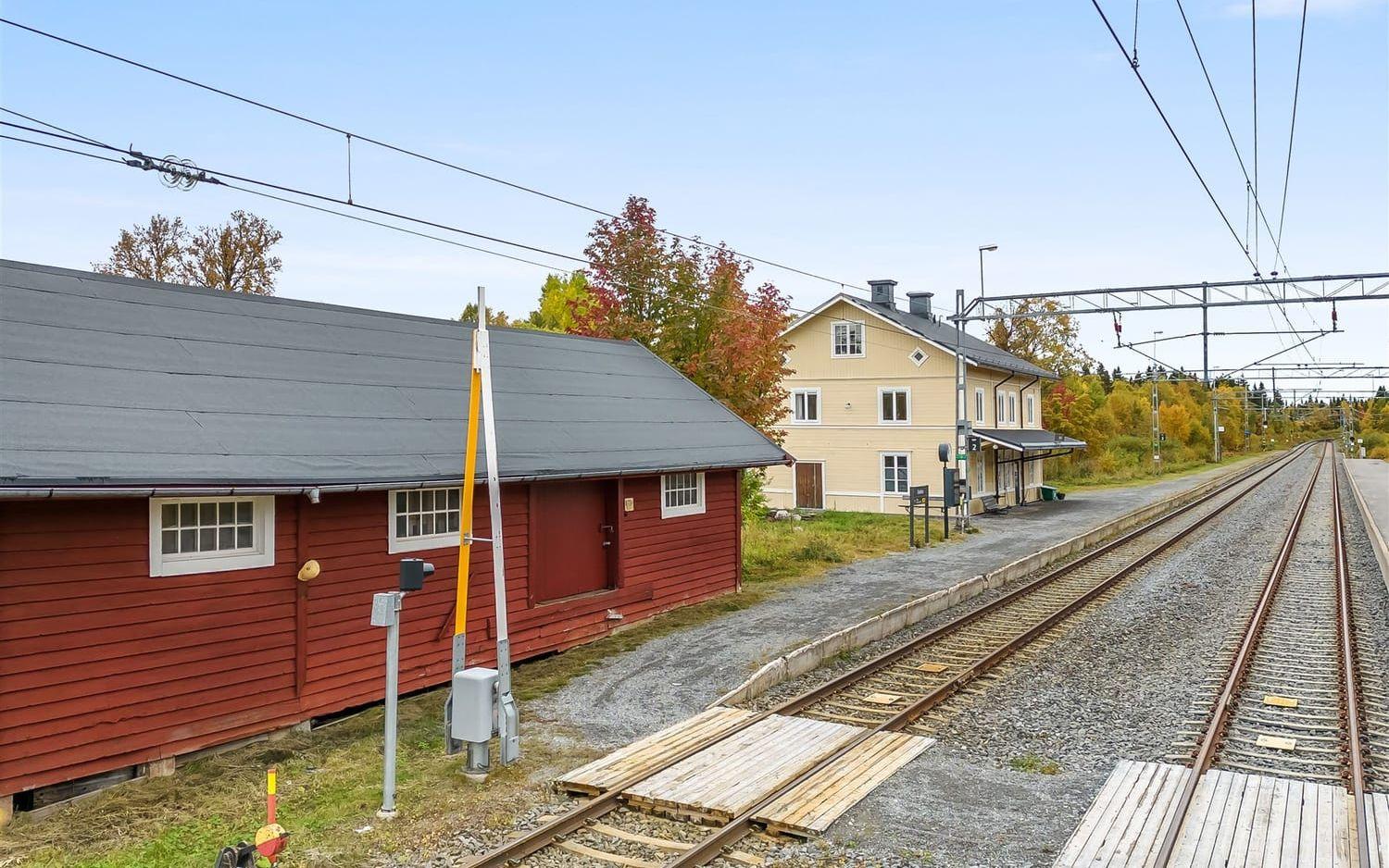 Till huset hör en bagarstuga, och ett godsmagasin som ligger längs med rälsen. Bagarstugan hyrs ibland ut till byalaget i Enafors, enligt mäklaren. 