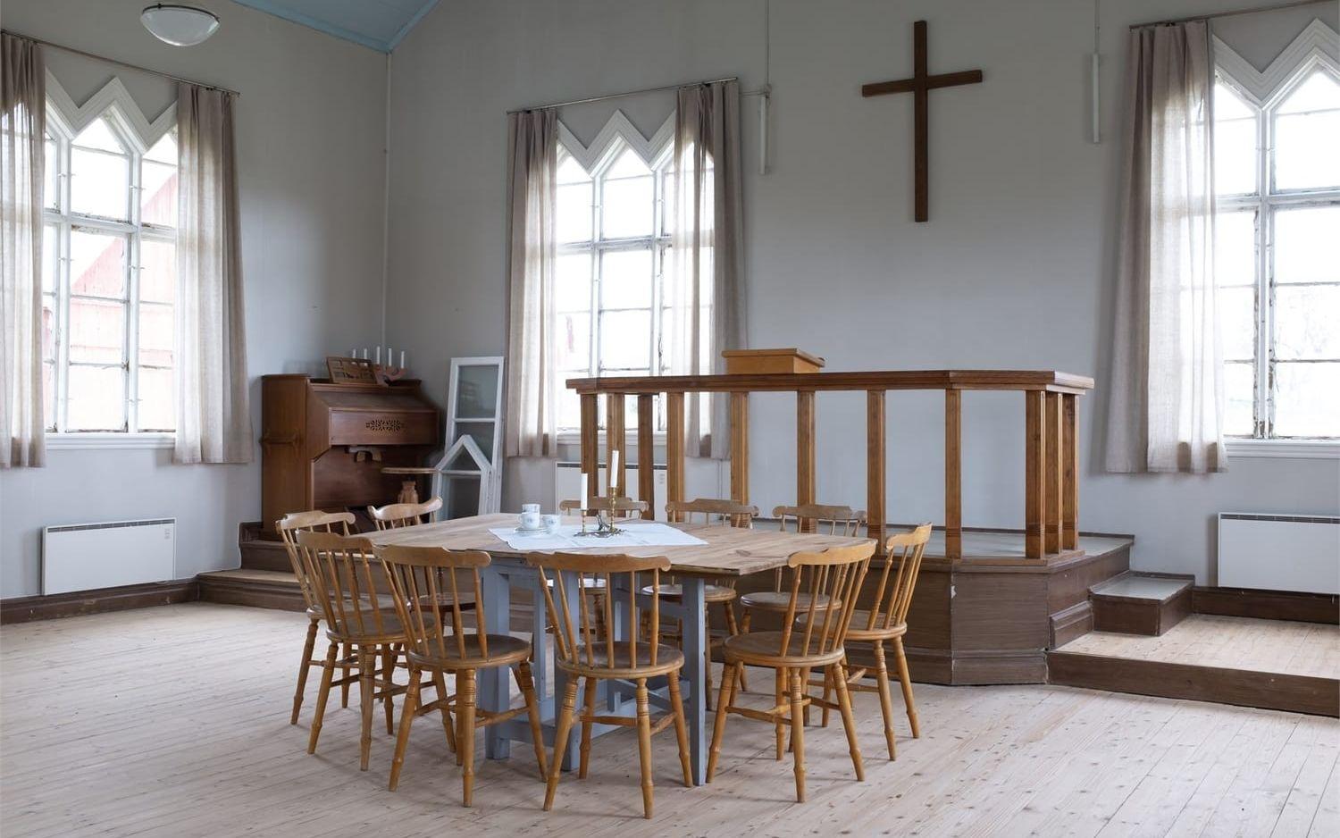 I den gamla kyrksalen finns podium, dekor, orgel och kyrkbänkar kvar. 