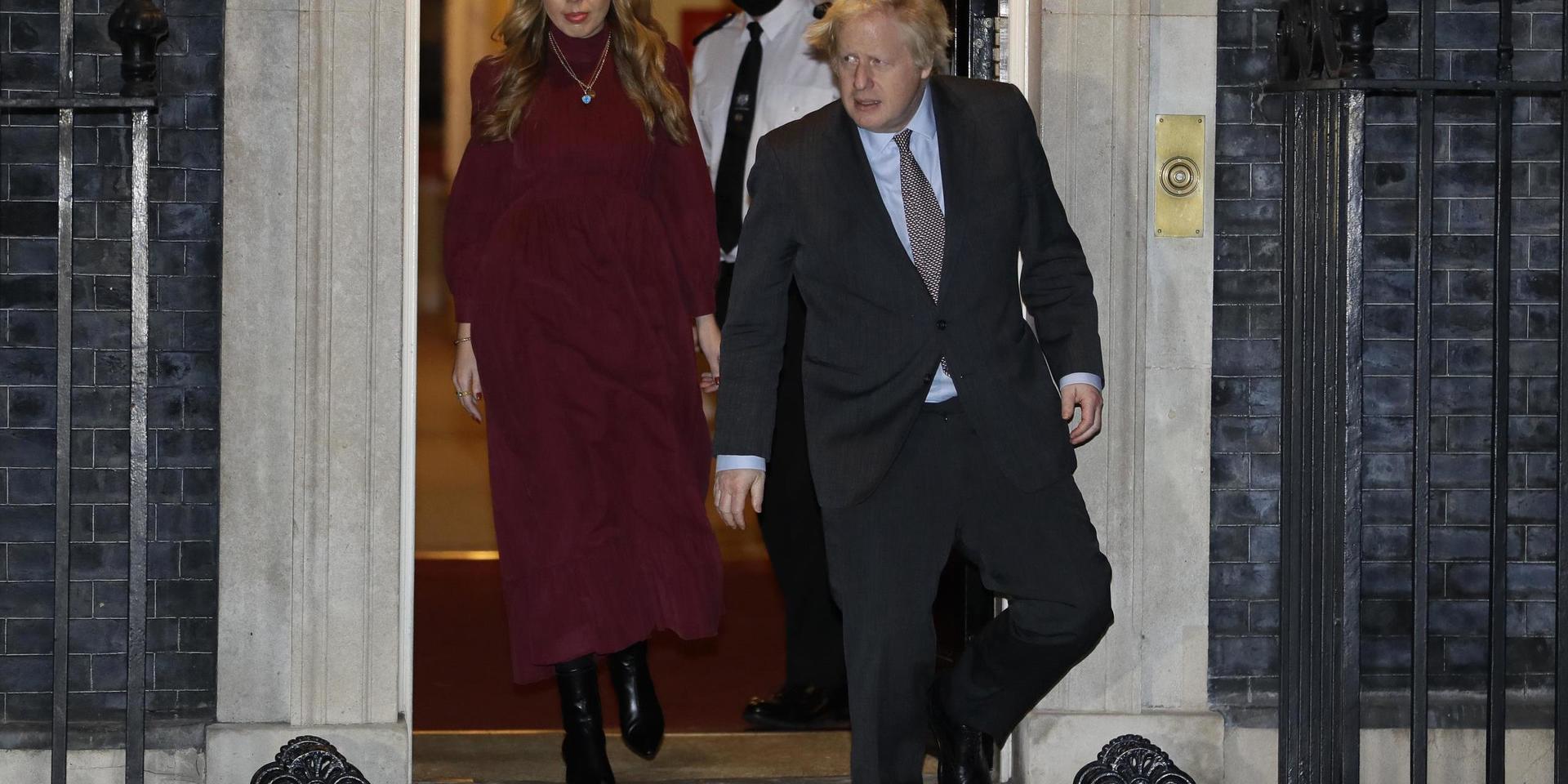 Boris Johnson och hans sambo Carrie Symonds på trappen till premiärministerns högkvarter 10 Downing Street i London. Bild från i februari.