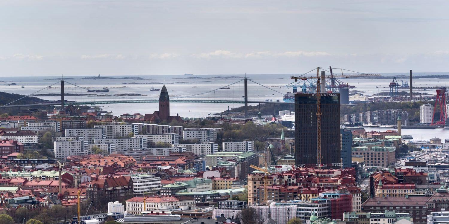 Göteborg ter sig på en gång som en välbekant miljö och en stad där allting har förändrats. 