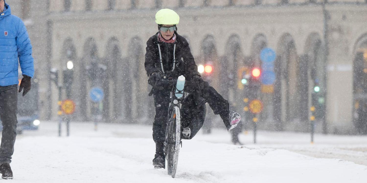 Vintern slog till med full kraft i Stockholm. Cyklist på Strömbron.