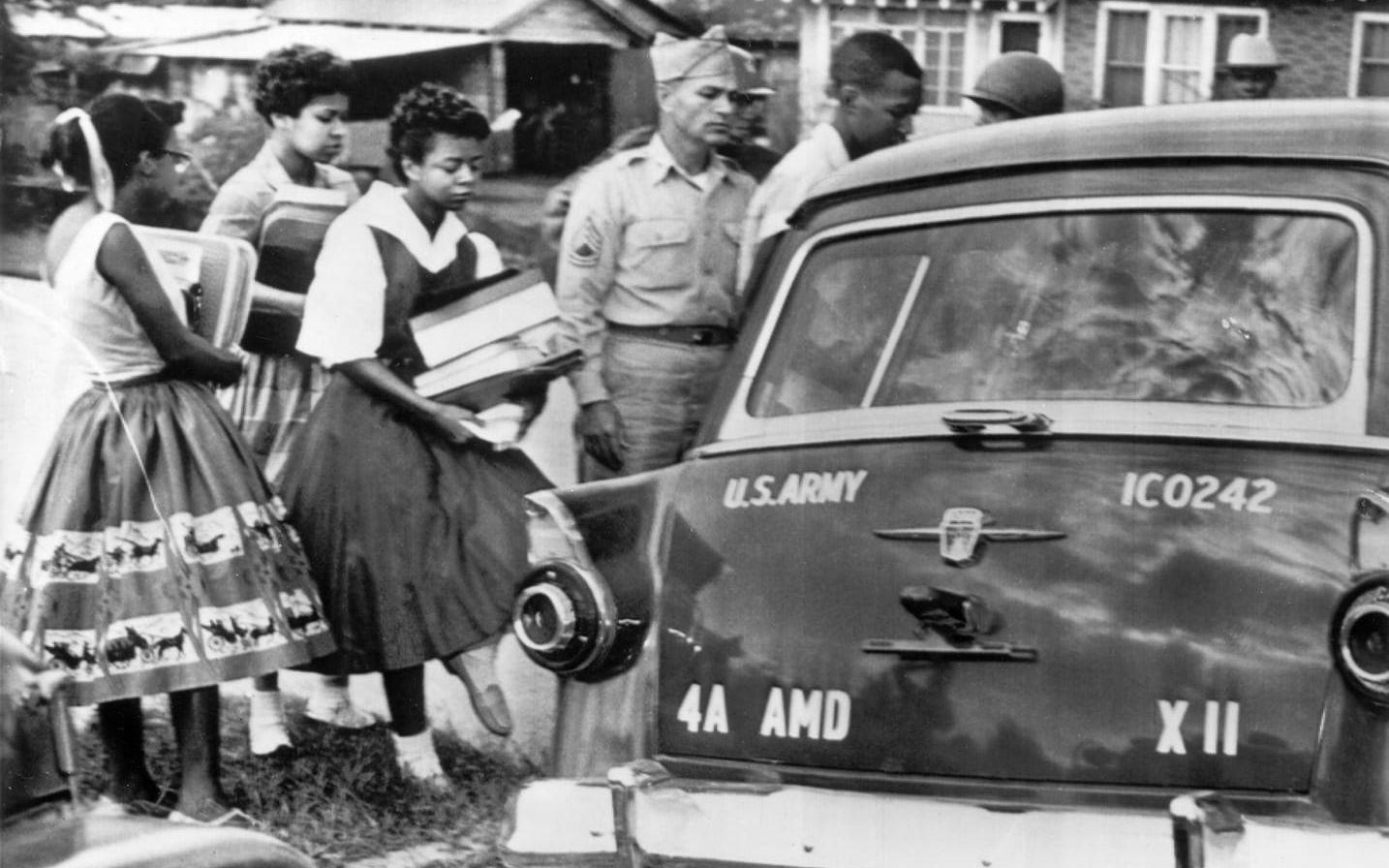 De nio afroamerikanska studenterna i Little Rock, från vänster: Thelma Mothershed, Gloria Ray, Elizabeth Echford och Terrance Roberts, kliver in i amerikanska försvarets stationsvagn för att eskorteras under beskydd av soldater, till skolan Central high school i Little Rock, Arkansas, USA år 1957. 