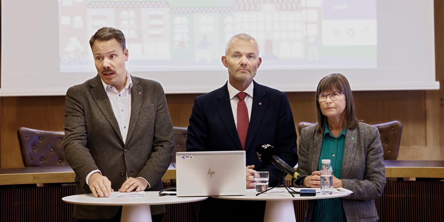 Gruppledarna i det rödgröna styret, Daniel Bernmar (V), Jonas Attenius (S) och Karin Pleijel (MP), i samband med att budgetförslaget presenterades tidigare i höst.