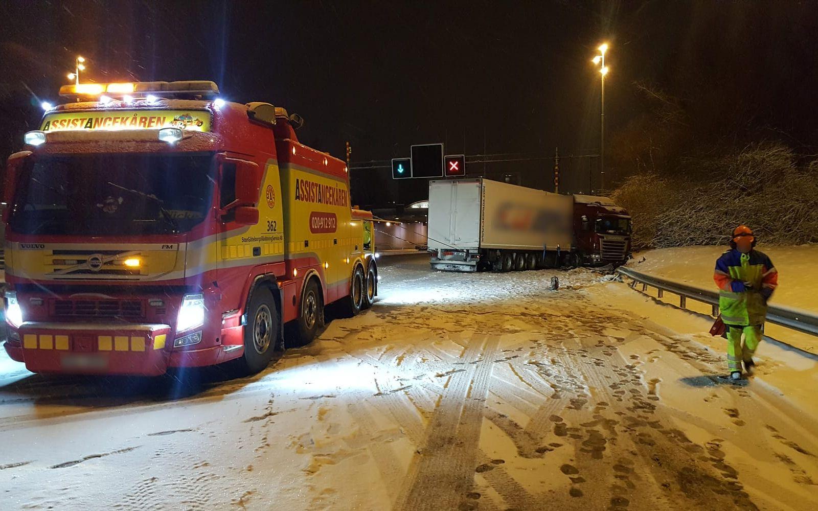 Under måndagsmorgonen körde en lastbil av vägen och fastnade i vägrenen vid Tingstadstunneln. Bild: Läsarbild.