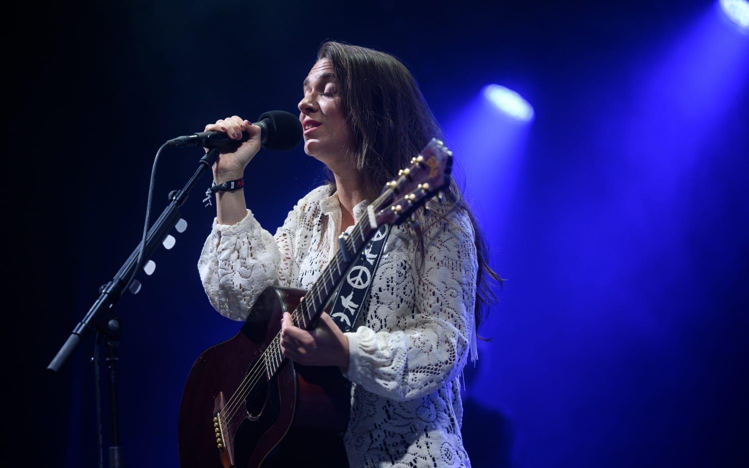 Melissa Horn har tillbringat sommaren på vägarna, främst runtom i Sverige men även i grannländerna. Här på danska Tønder festival den 23 augusti. 