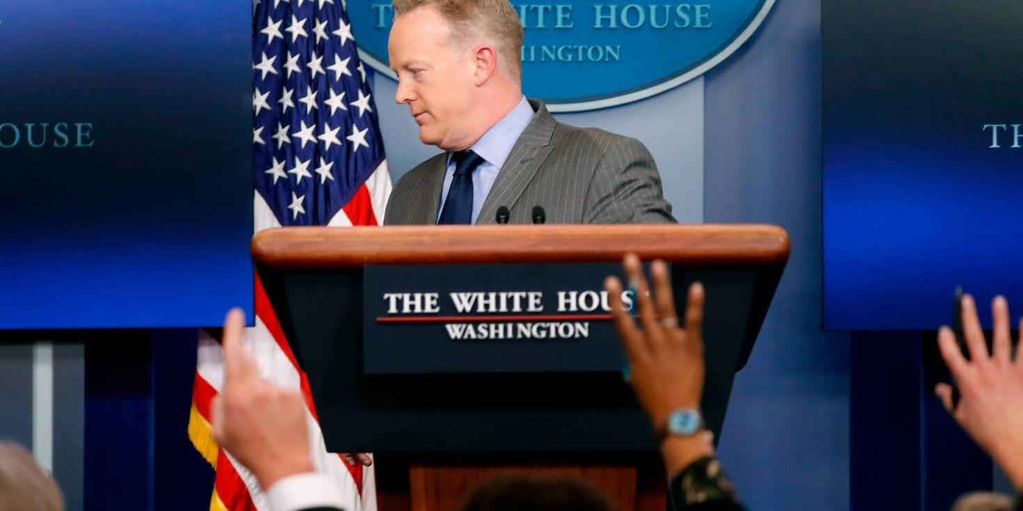 Vita husets pressekreterare Sean Spicer lämnar presskonferensen där han skällde ut den samlade mediekåren.