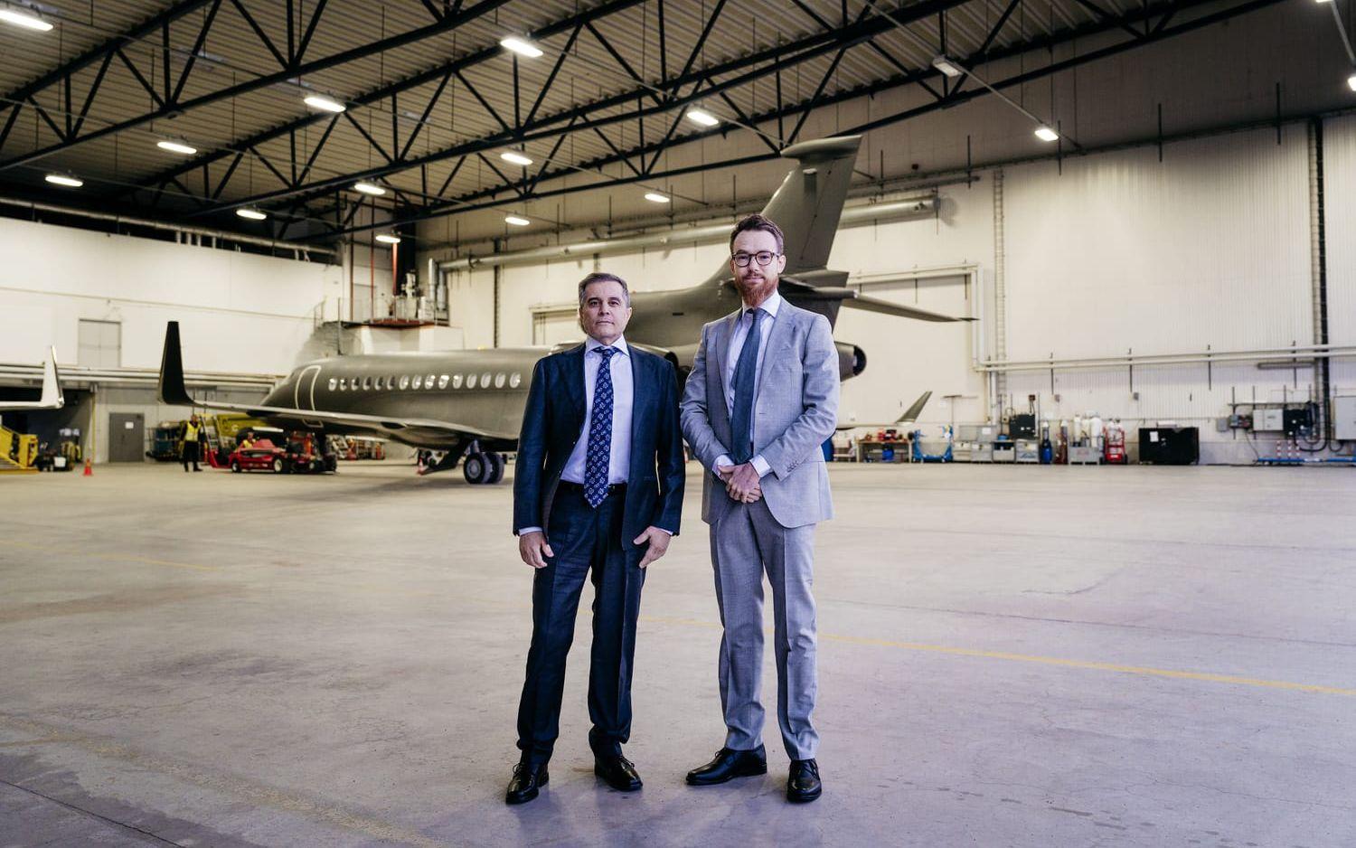 Johan Floderus och Saeed Azizi omfamnades av nära och kära efter att ha landat på Arlanda. 