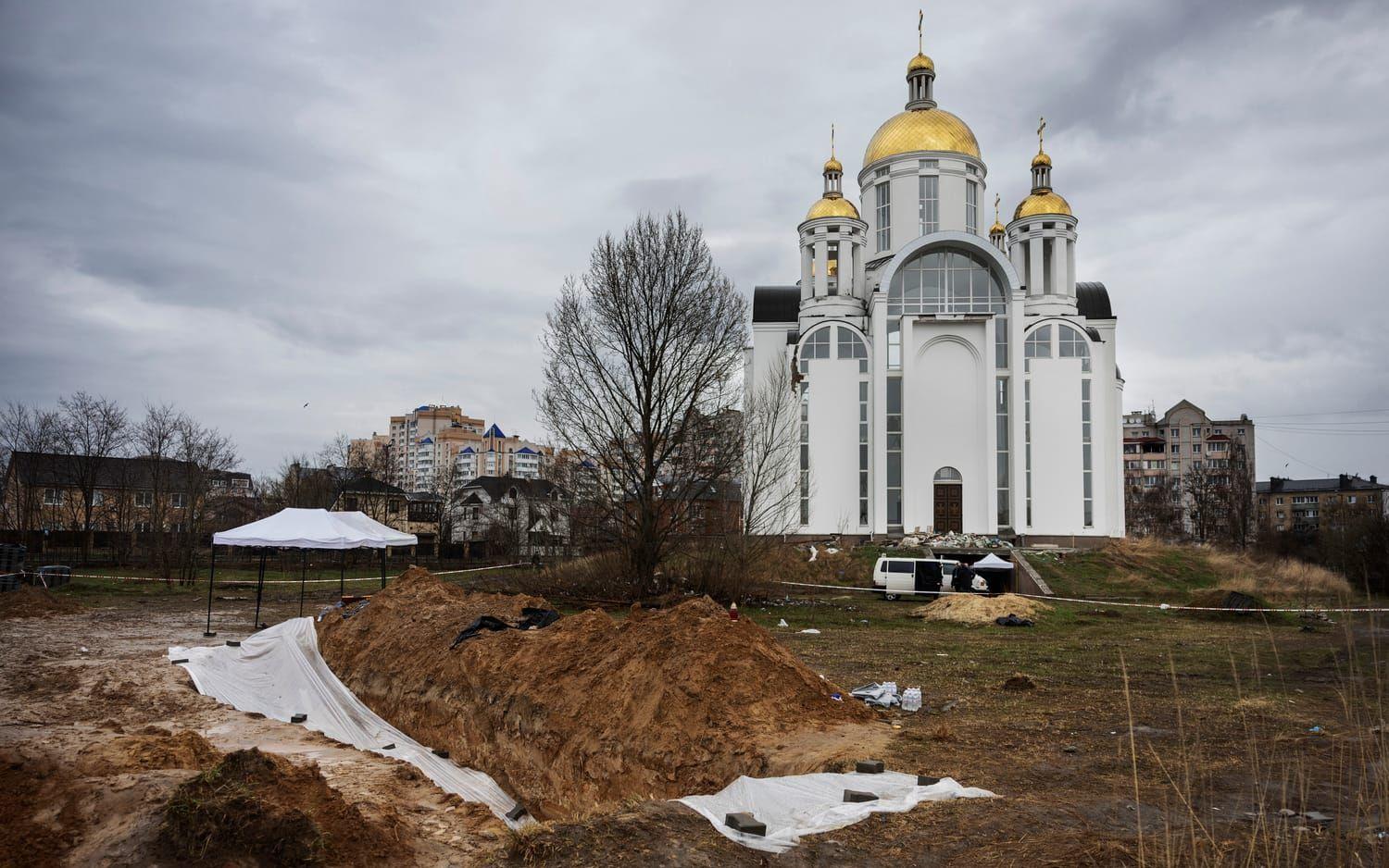 En massgrav med 66 civila kroppar och en rysk soldat hittas vid en kyrka i Butja. Efter att ryssarna lämnat staden framkom att 458 civila människor dödades i staden under ockupationen. 