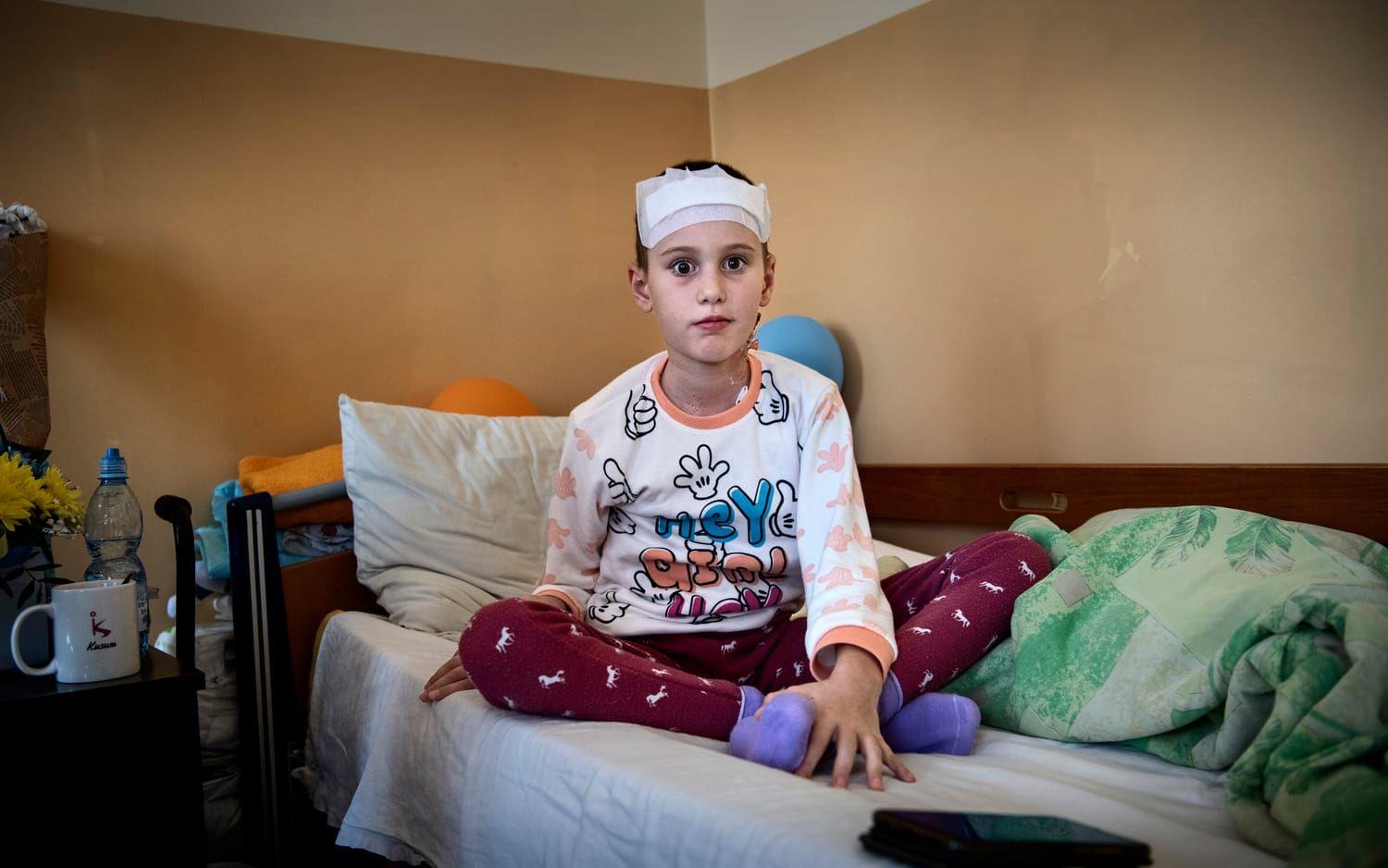 Sophia Vavreniyk, 9, svävade mellan liv och död, med splitter i huvudet, efter en attack mot Mykolajiv i Ukraina. Mot alla odds överlevde hon och vårdas nu på sjukhus i Lviv. ”Jag täckte henne med kroppen och bad till gud”, säger hennes mamma.