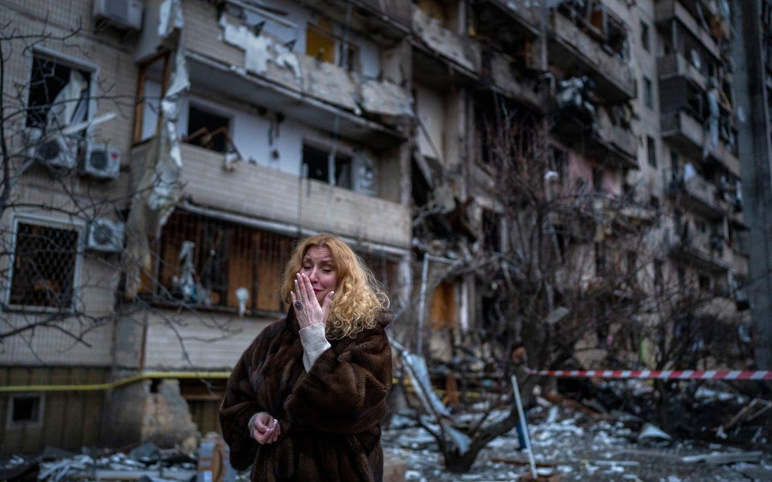 På bilden syns Natali Sevriukova utanför resterna av vad som tidigare varit hennes hem i Kiev. Byggnaden hade träffats av en robot i början av invasionen 2022.