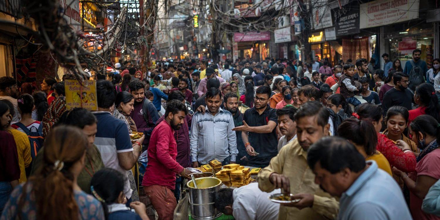 Populär gatumat på en marknad i Delhi, en av Indiens växande mångmiljonstäder där befolkningen är hårt drabbad av dålig luft. Bild från november 2022.