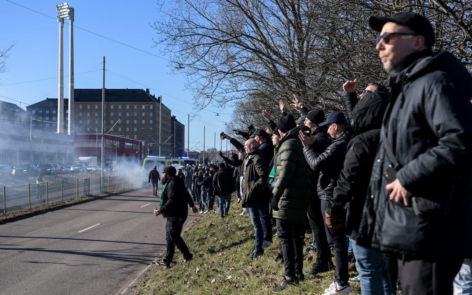 Gais-fans vid vägen, precis vid Bravida arena. 