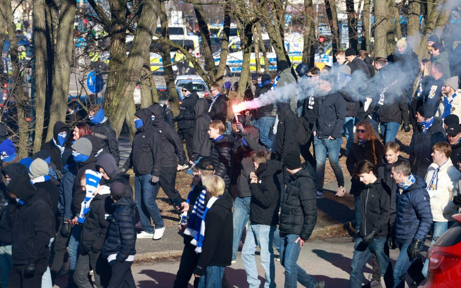 IFK Göteborgs supportrar marscherar mot Bravida arena. 