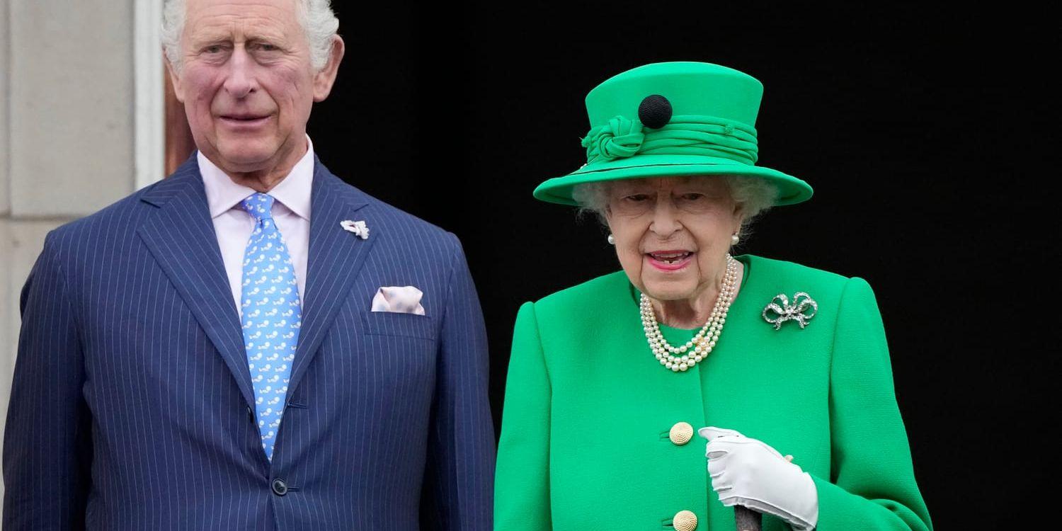 Drottning Elizabeth med sonen och tronföljaren prins Charles utanför Buckingham Palace i London i juni i år.