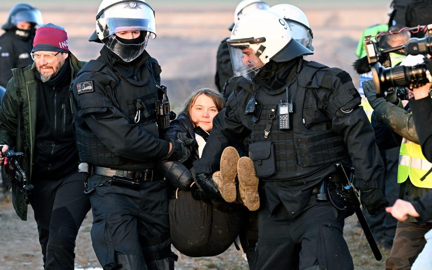 Tyska poliser bär bort Greta Thunberg från en klimatdemonstration på tisdagen. 