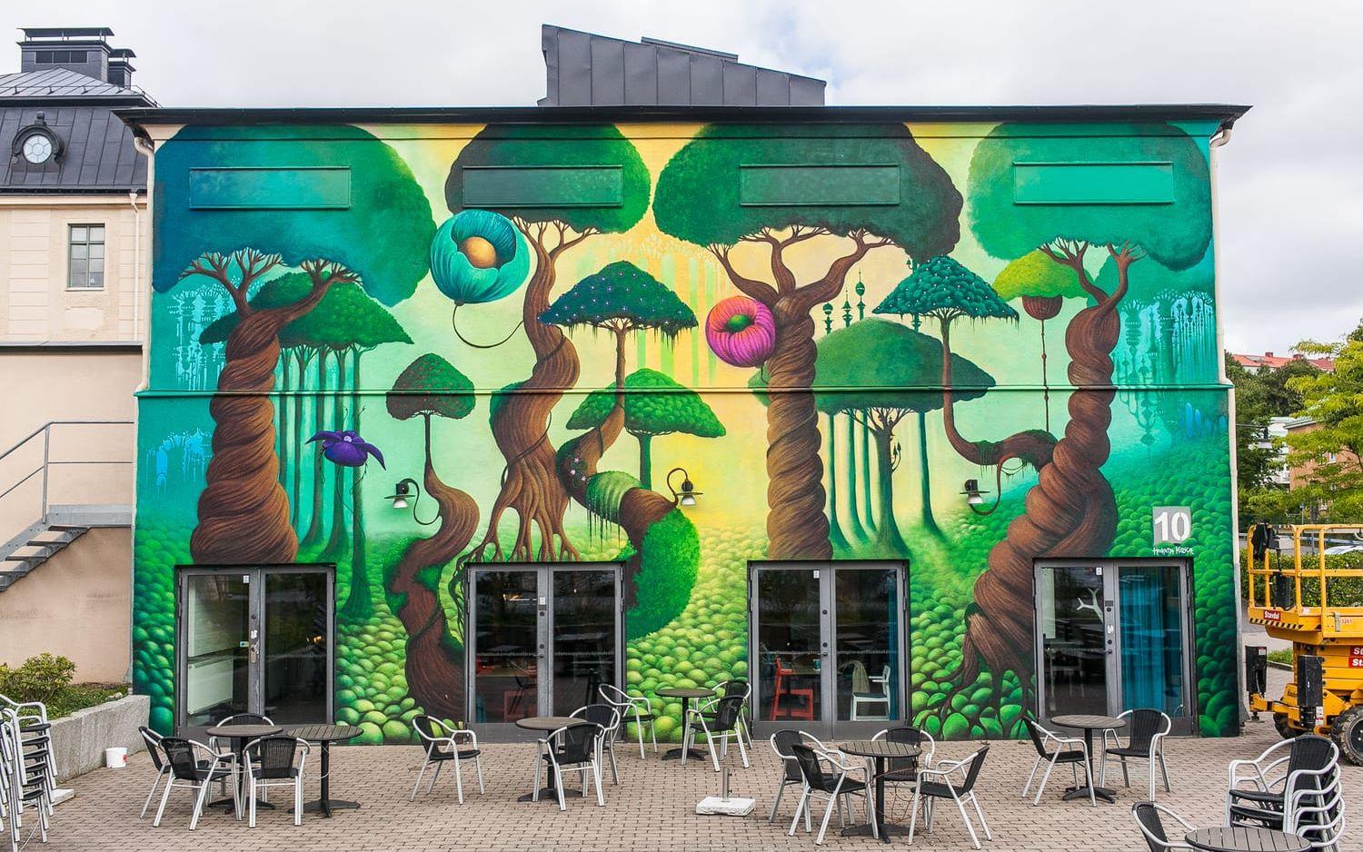 Svenska Henrietta Kozica deltog i Artscape i Göteborg 2016 och gjorde en målning på fasaden till Kulturhuset Kåken. Även den här gången medverkar hon och ska skapa konstverk i Öckerö kommun. Bild: Artscape