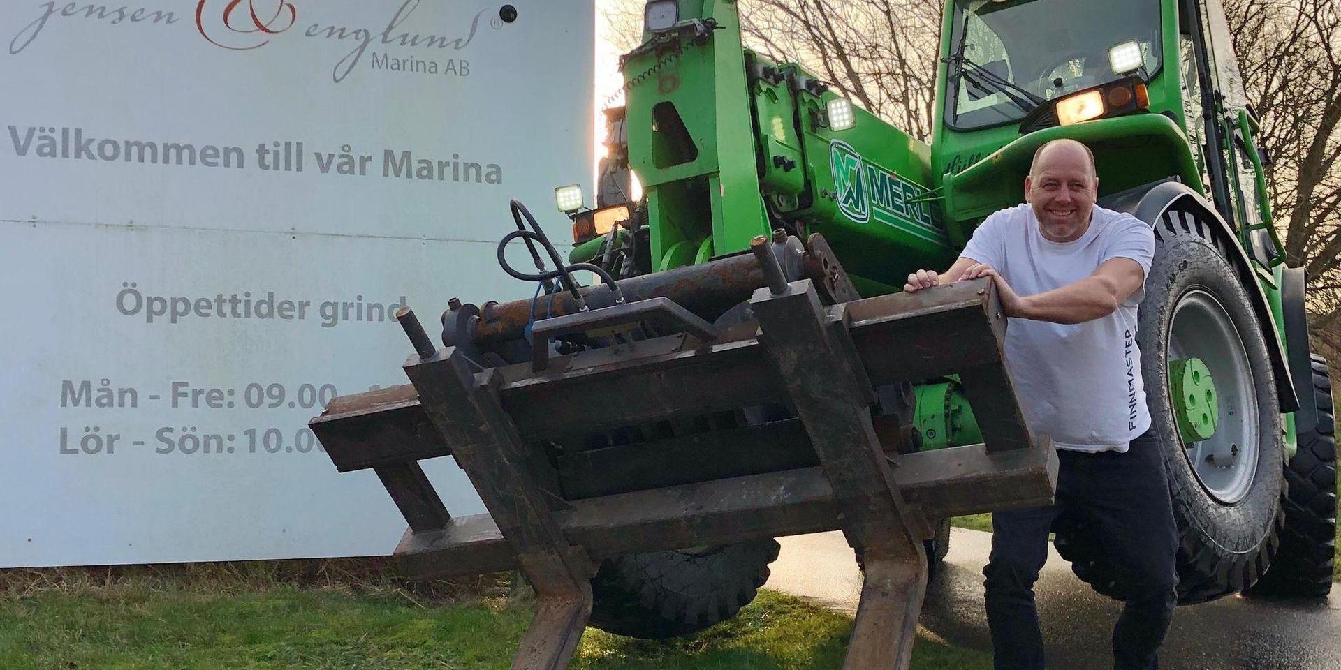 Edmund Jensen tog till ett oväntat grepp när han lyfte inbrottstjuvarnas flyktbil med sin truck. 