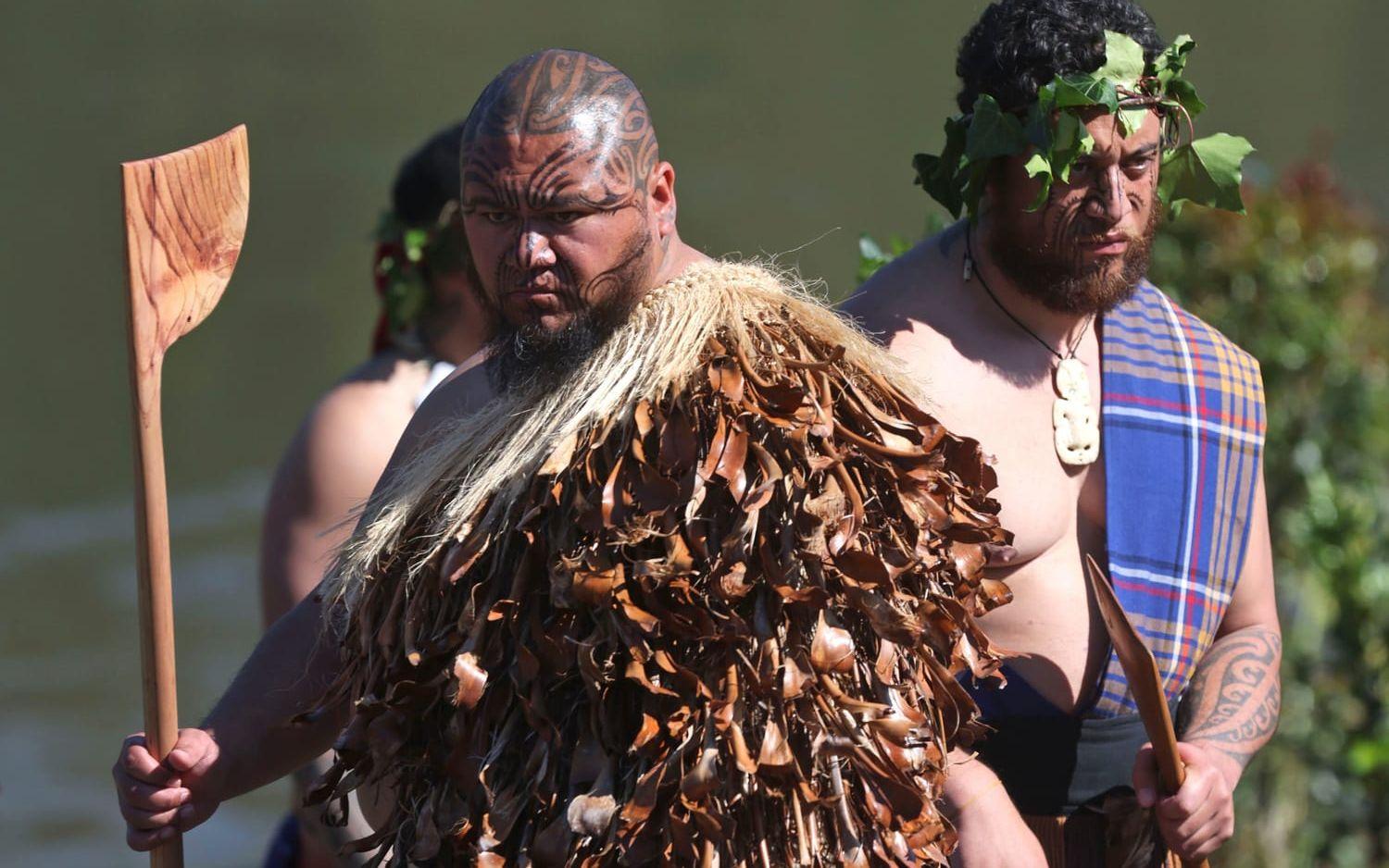 En man i traditionell krigardräkt deltog i ceremonierna.