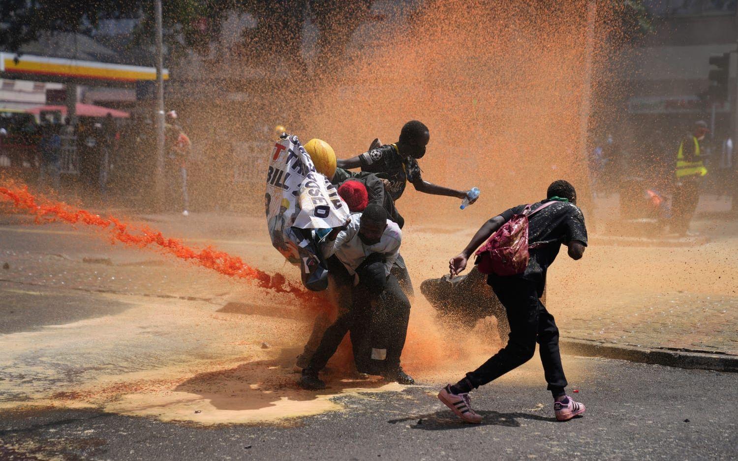 Protester och sammandrabbningar äger rum i flera städer och orter över hela landet.