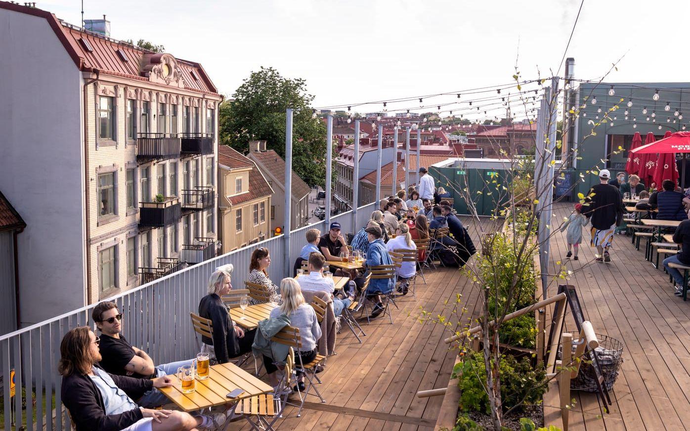 Pizzeria Morenos takterrass vid Stigbergstorget är en enorm biergarten.