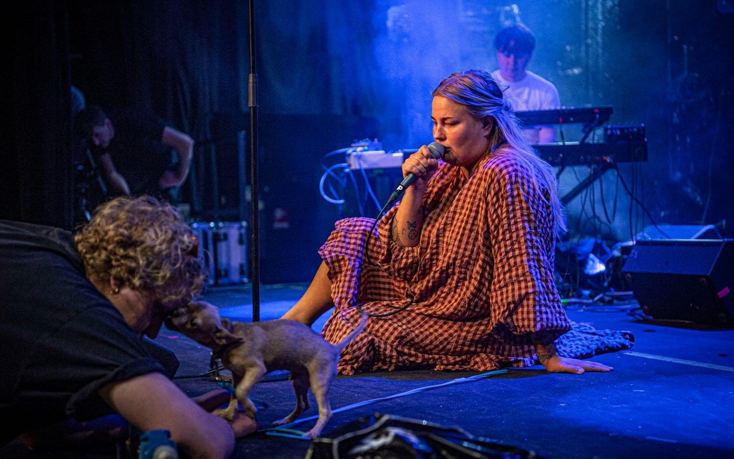 Bild från 2019. Sarah Klang på Pustervik under rep, tillsammans med sin hund Nils på scen.