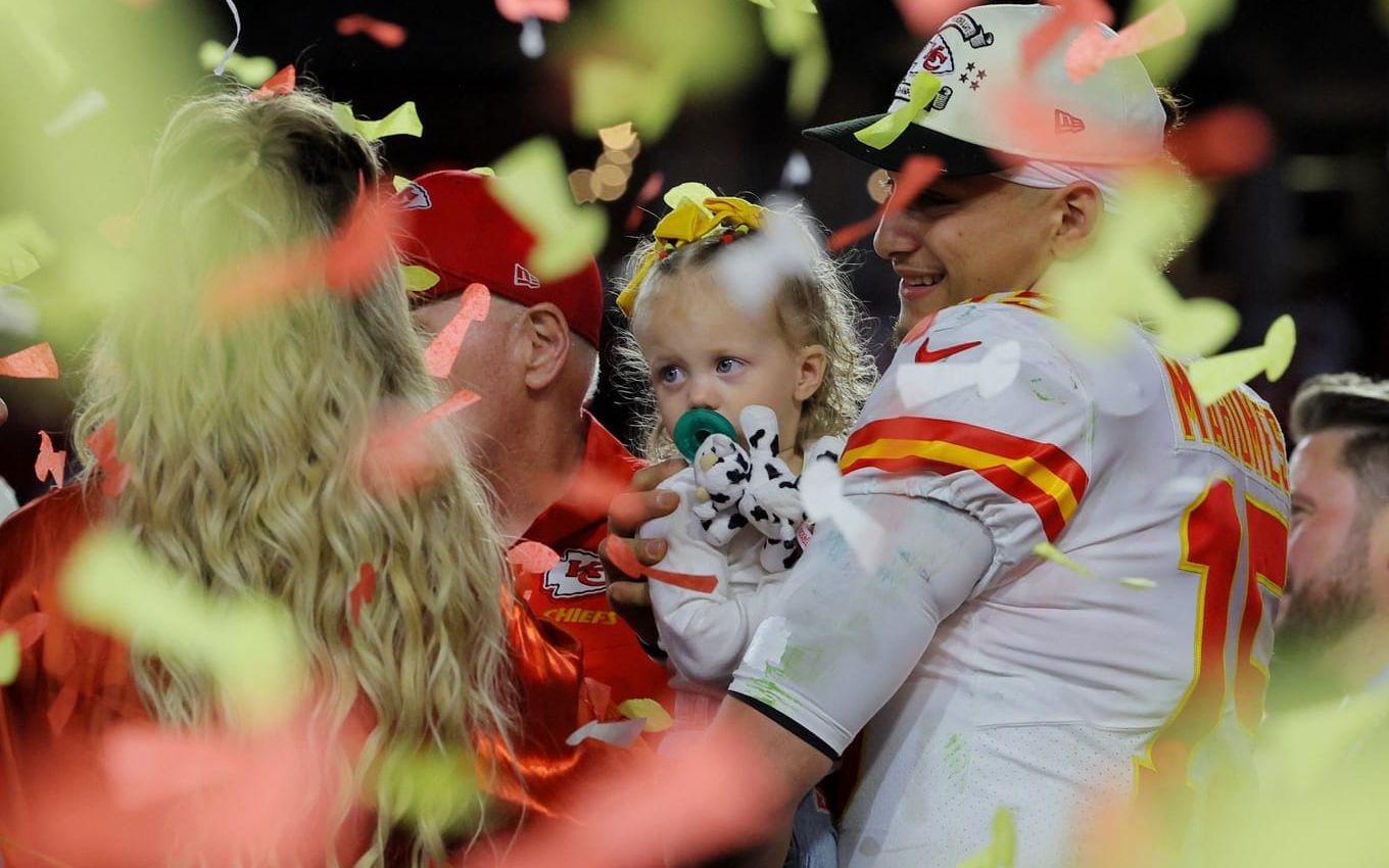 Kansas City Chiefs Patrick Mahomes firar med sin fru Brittany Mahomes och dotter Sterling Skye.