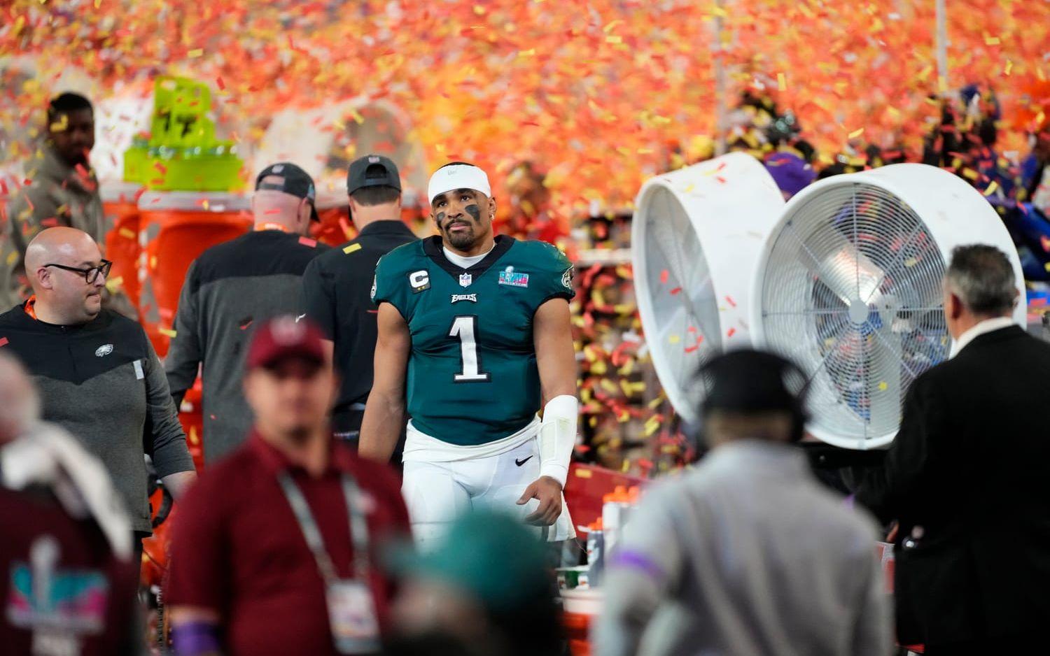 Philadelphia Eagles quarterback Jalen Hurts deppar i konfettiregnet efter finalförlusten.