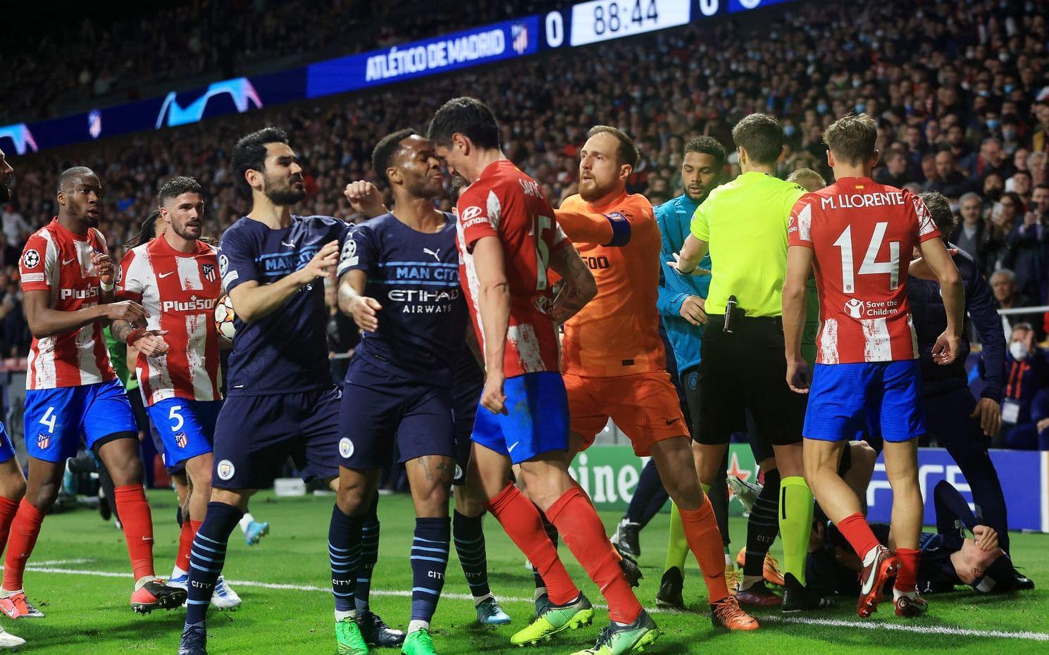 Mötet i Champions League mellan Atletico Madrid och Manchester City blev hett på planen. Känslorna svallade även över framför TV-apparaterna där Liam Gallagher mordhotade Stefan Savic. Något som han senare bad om ursäkt för.