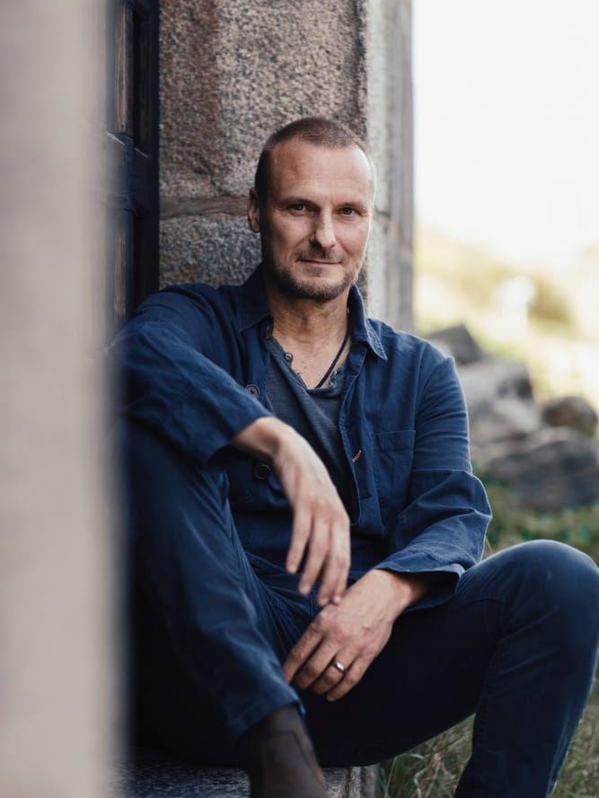 Stefan Andersson gör låtar från sin föreställning ”Flygblad över Berlin”....