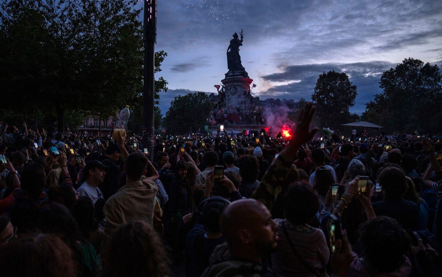 Fransmän firar vid Place de la République i Paris.