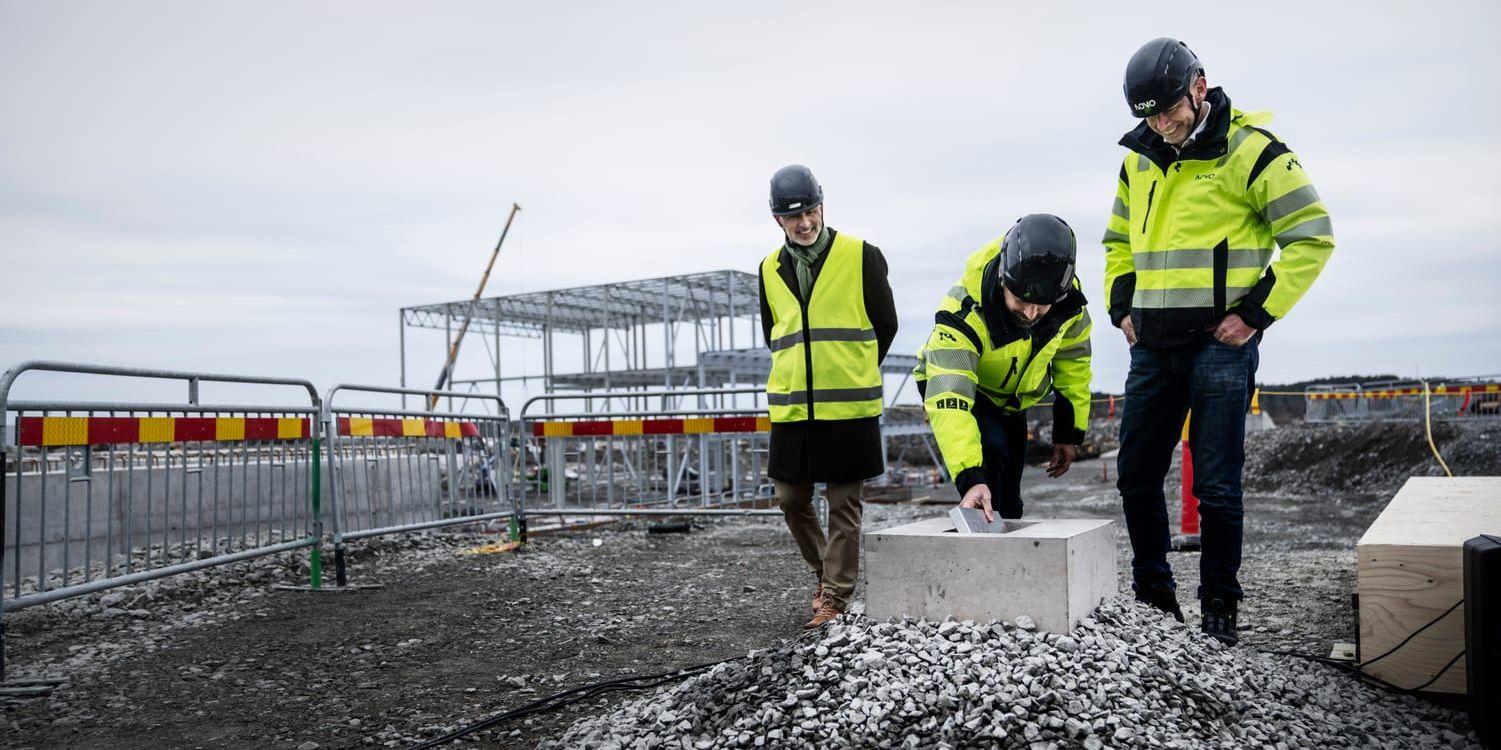 Bygget av den stora batterifabriken igång i Torslanda. Jim Rowan (vd Volvo Cars), Adrian Clarke (vd Novo) och Peter Carlsson (vd Northvolt)