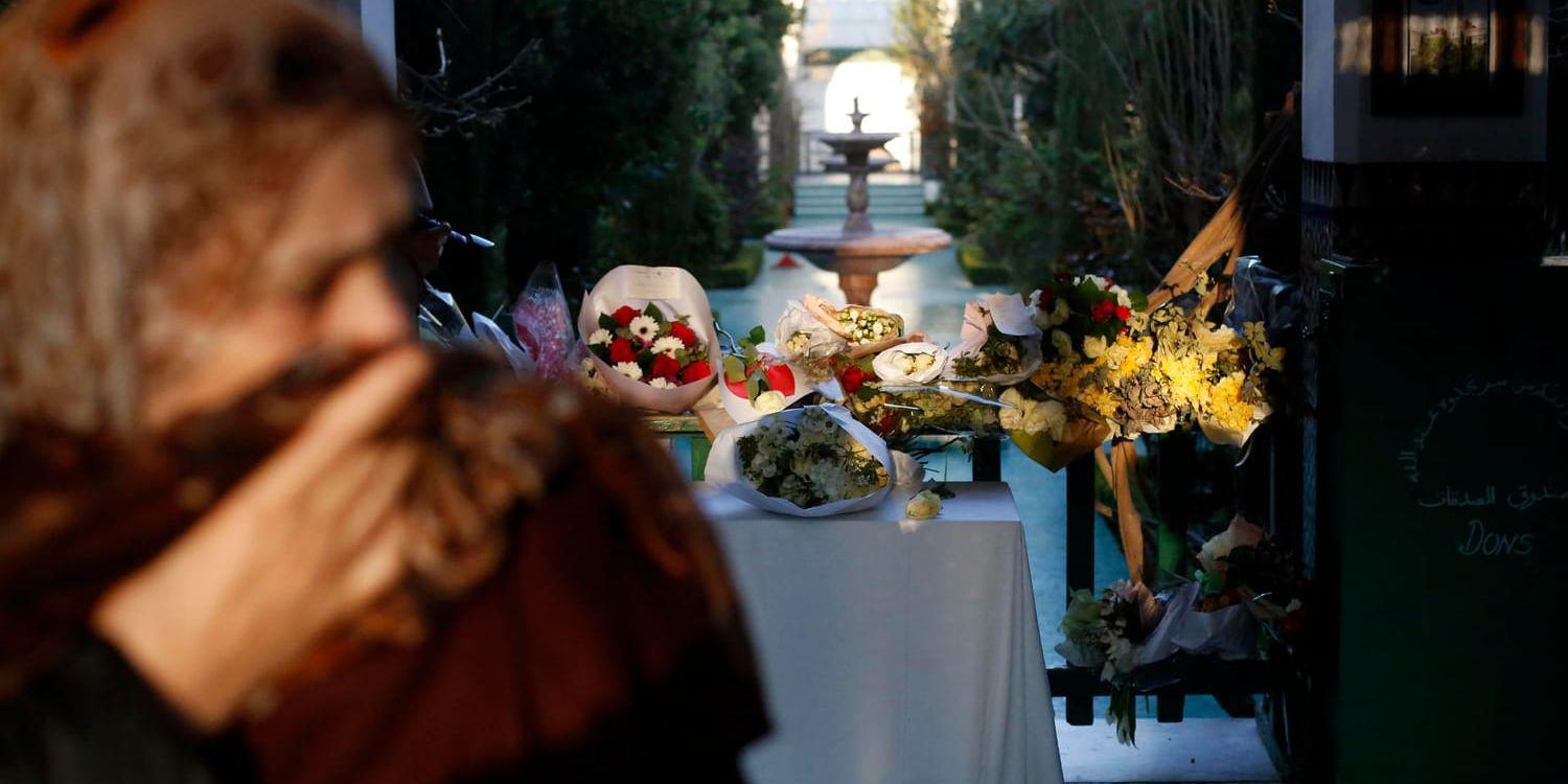 En kvinna vid blommor som lagts vid en moské i Paris för att hedra offren i terrordåden i Nya Zeeland. Arkivbild.