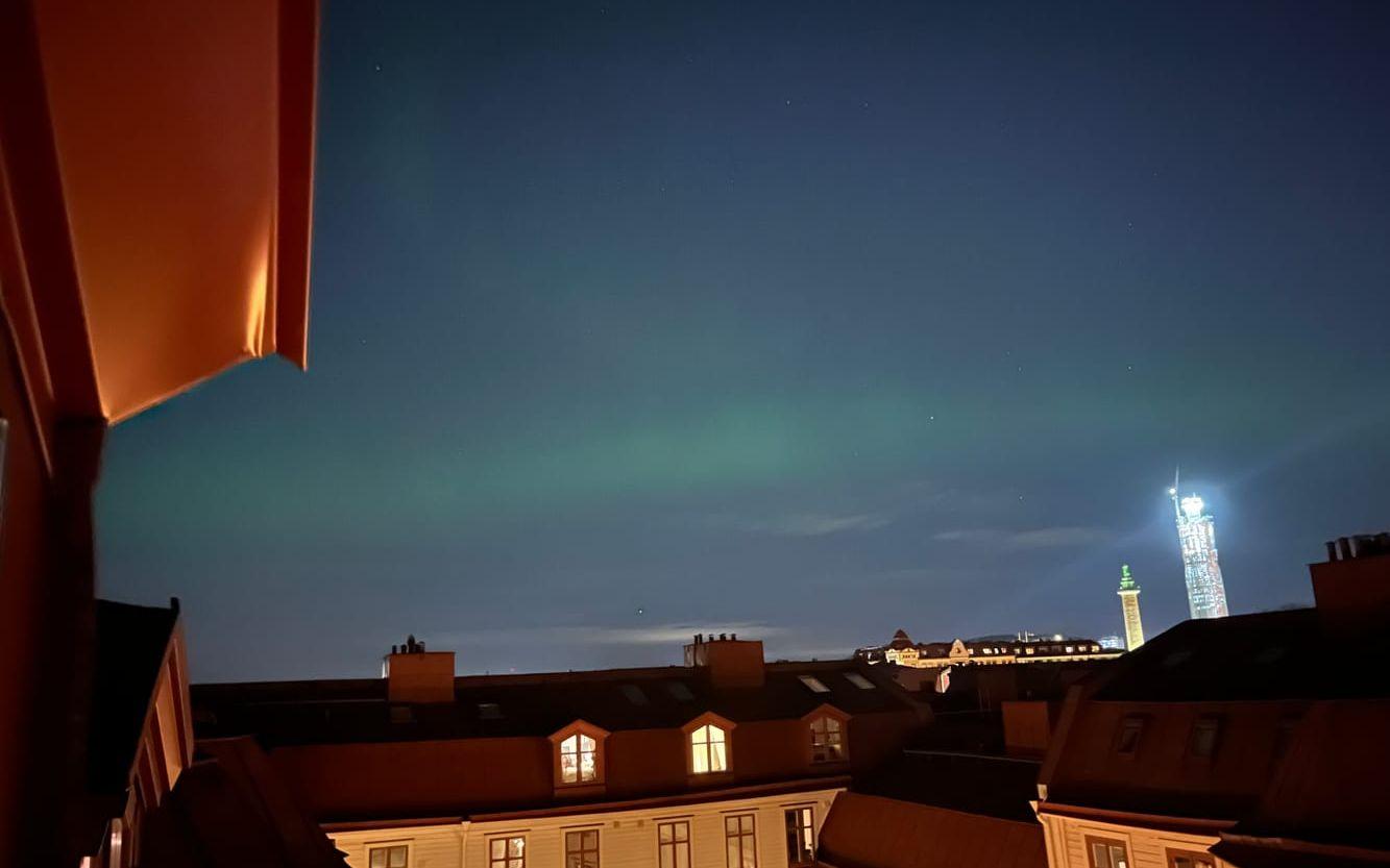 Inne i Göteborg var det svårare att få syn på norrskenet. Men på den här bilden från en lägenhet i Majorna gick det att se skådespelet.