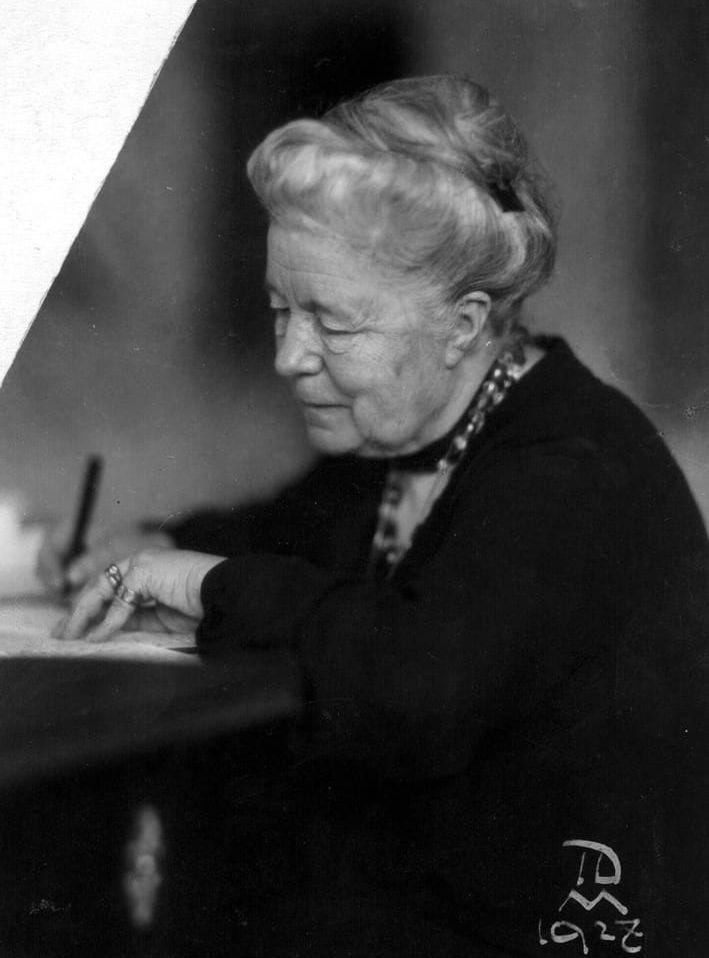 Selma Lagerlöf – med pennan i handen.