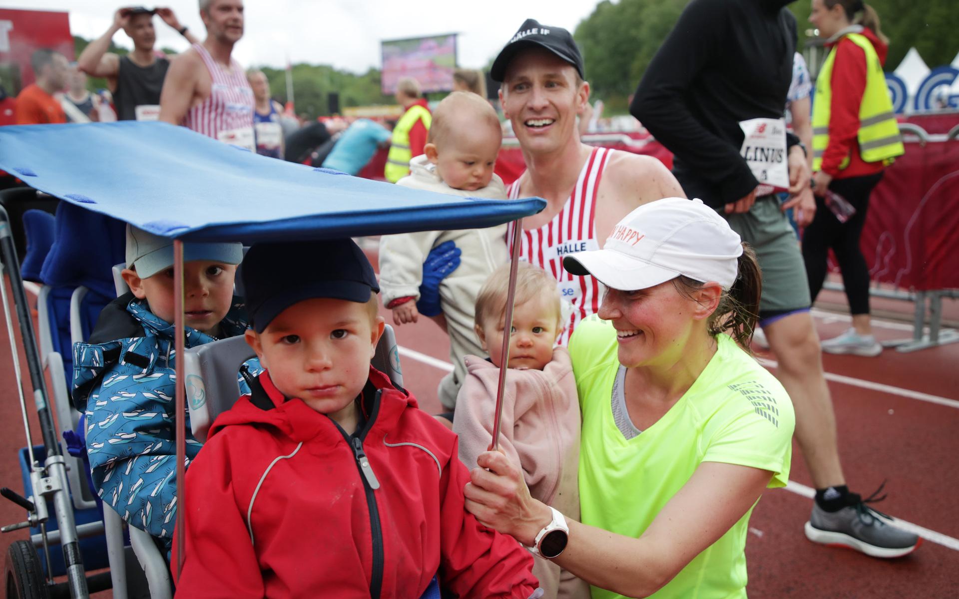 Johan Skårbratt och Hanna Skrårbratt efter målgång i Göteborgsvarvet 2022. Johan Skårbratt sprang för världsrekord, vara snabbast i en halvmara med fyra barn i en löpvagn. 