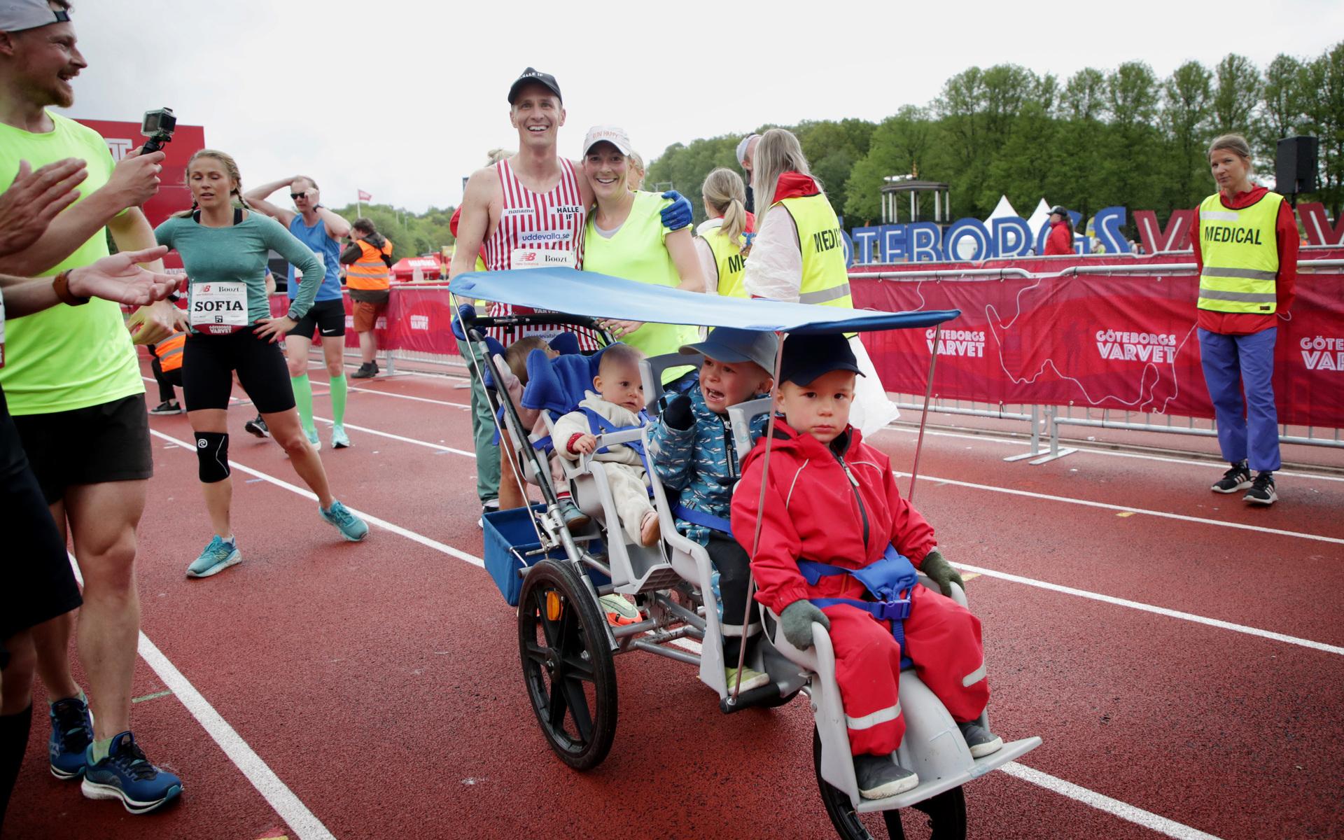 Johan Skårbratt och Hanna Skrårbratt efter målgång i Göteborgsvarvet 2022. Johan Skårbratt sprang för världsrekord, vara snabbast i en halvmara med fyra barn i en löpvagn. 