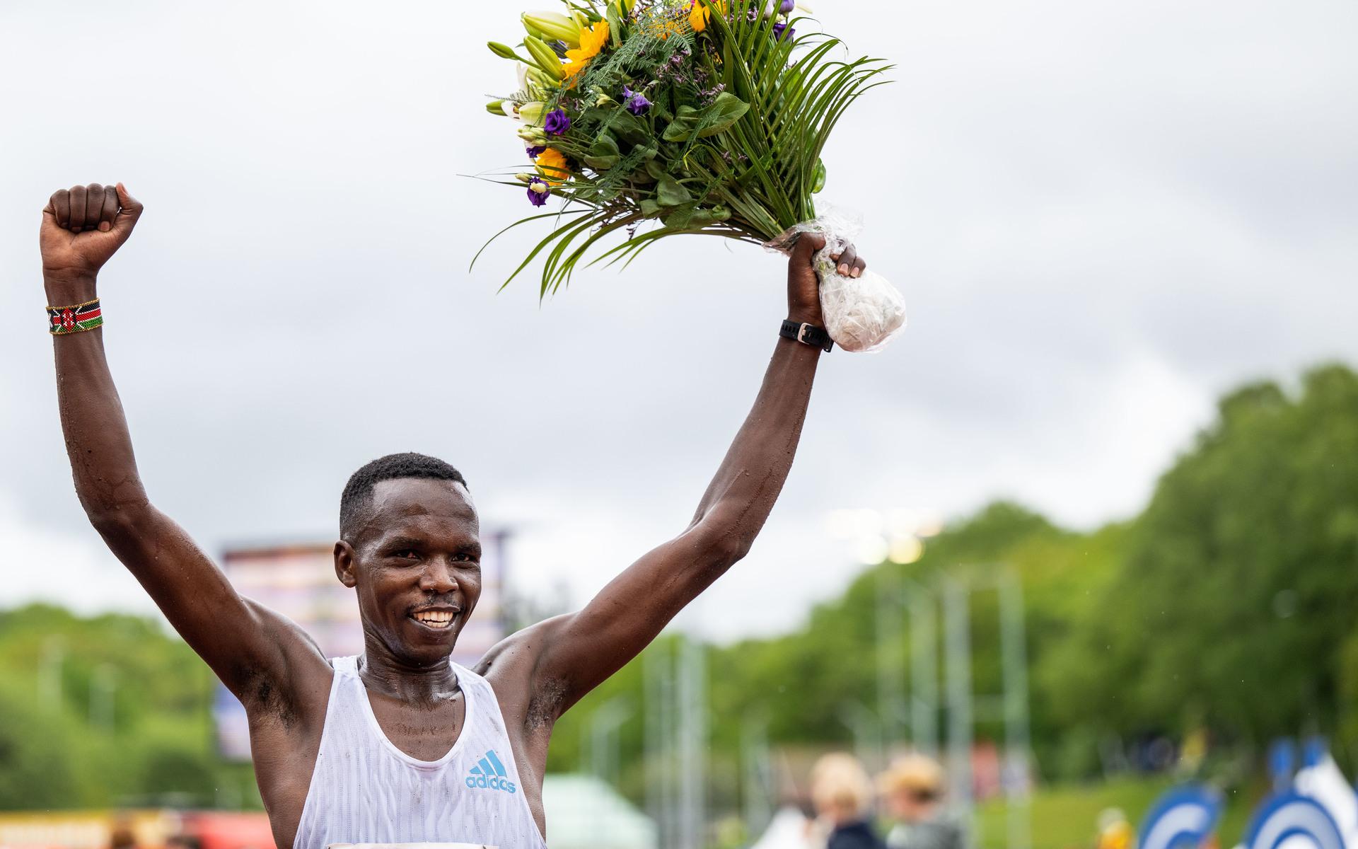 Amos Kipruto från Kenya jublar efter segern i Göteborgsvarvet.