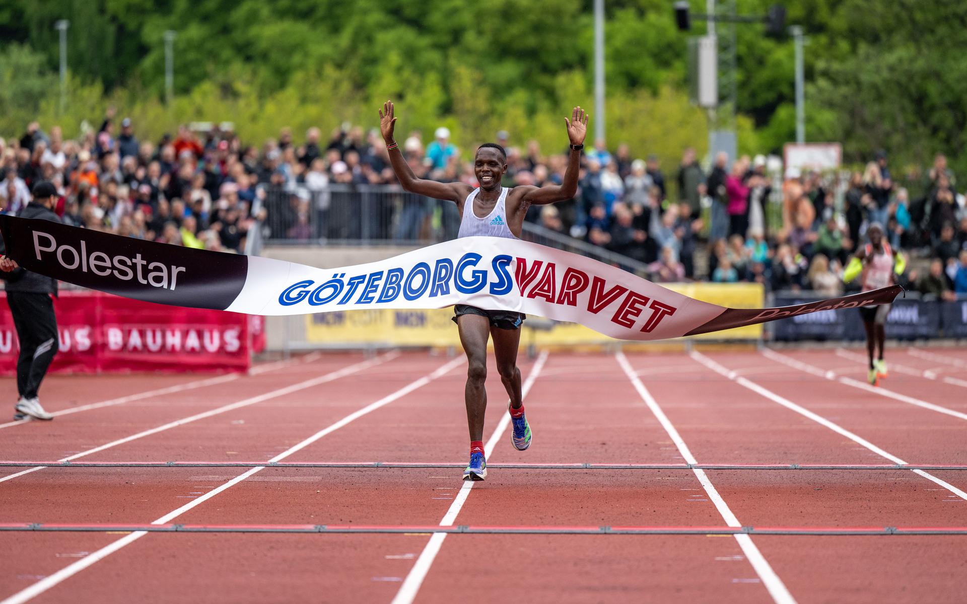 Amos Kipruto från Kenya går i mål som segrare i Göteborgs-Varvet. 