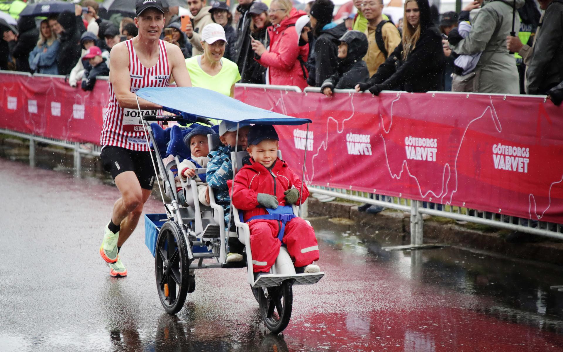 Johan Skårbratt ska försöka ta världsrekord, springa en halvmaraton snabbast med fyra barn i en löpvagn.