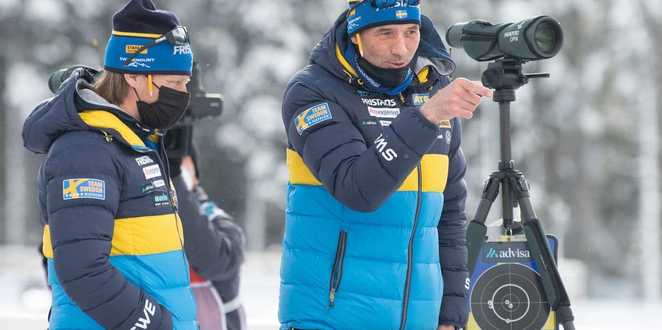 Svenska skidskyttetränarna Johan Hagström och Jean-Marc Chabloz under VM i Pokljuka.