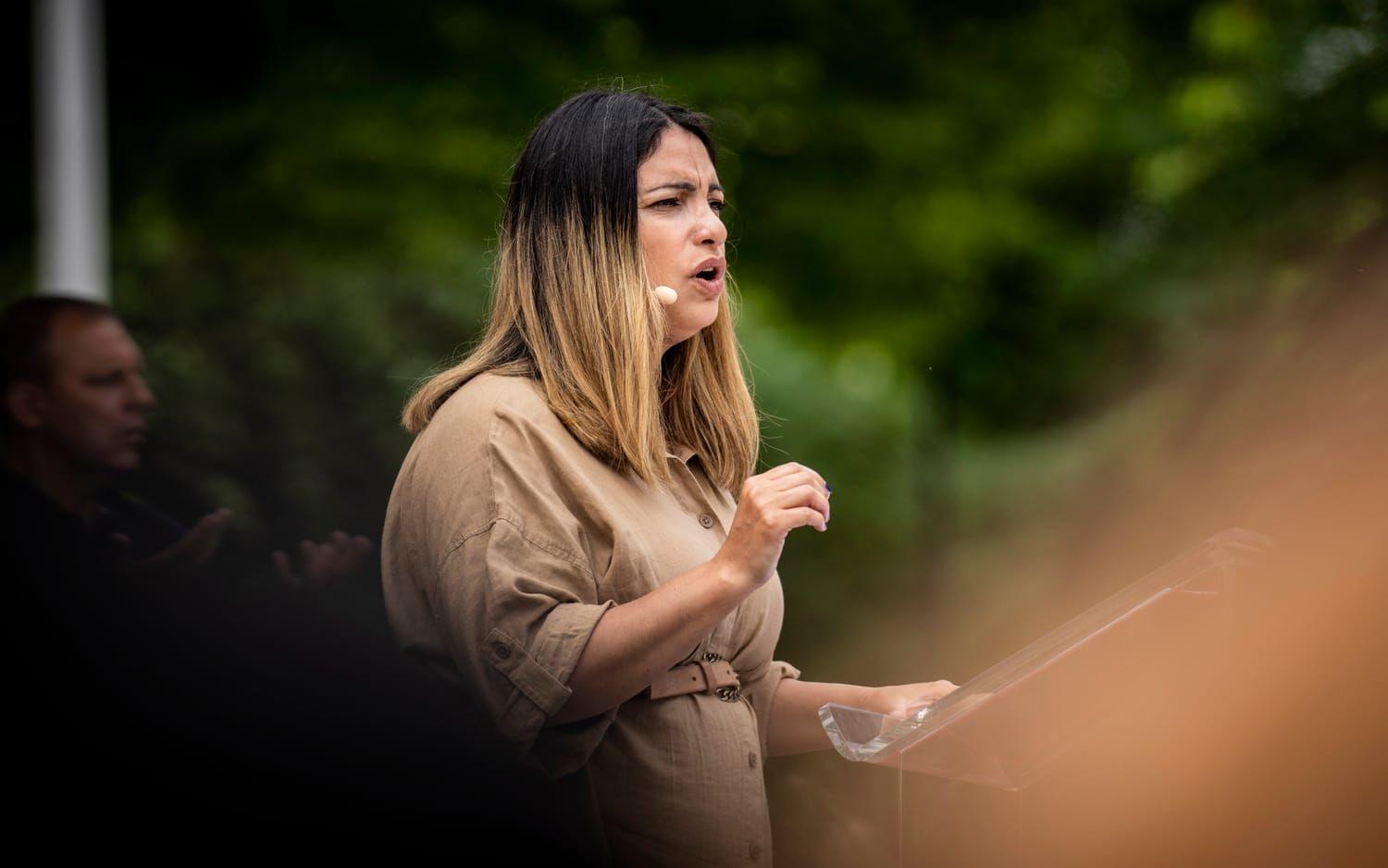 Vänsterpartiets partiledare Nooshi Dadgostar håller tal i Almedalen.